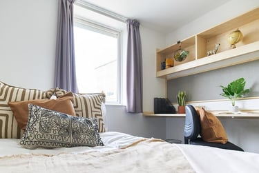 1 bed flat, De Walden Way, City Centre, Bradford, BD71BD - Image 1